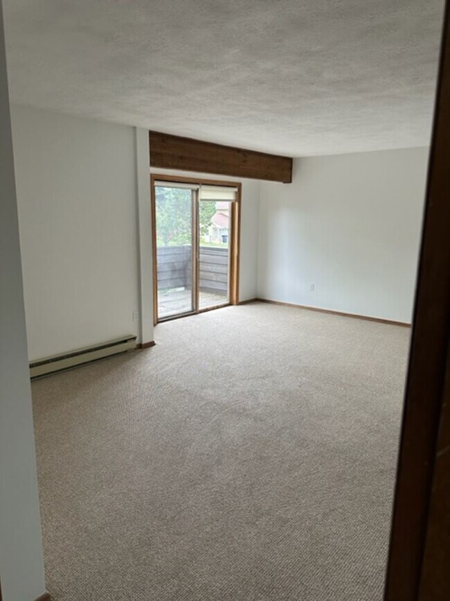 Building Photo - Beautiful Townhome
