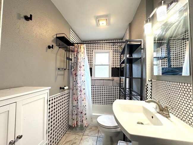 Building Photo - 2 Bed 1 Bath in WEBSTER GROVES w/ Fenced Yard