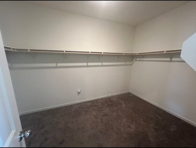 Building Photo - Stunning 3 bedroom, 3 bathroom home located in Visalia, CA.