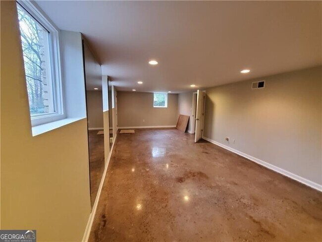 Building Photo - 4615 Mystic Dr NE