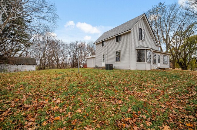 Building Photo - Beautiful Home on Acreage