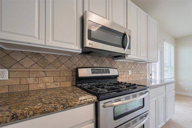 Building Photo - 5703 Saragosa Dr