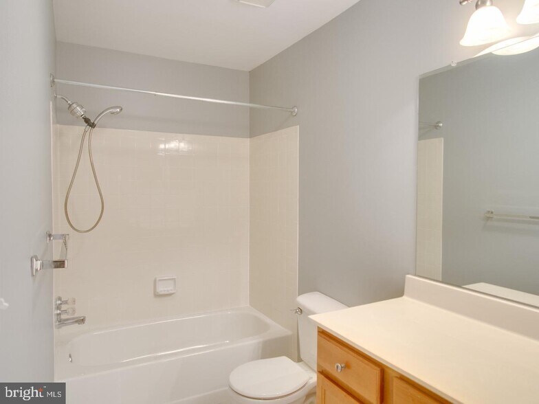 Main Bathroom - 11710 Olde English Dr