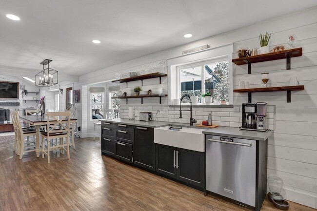 Building Photo - Beautiful 5 Bedroom Home Near the Cherry C...