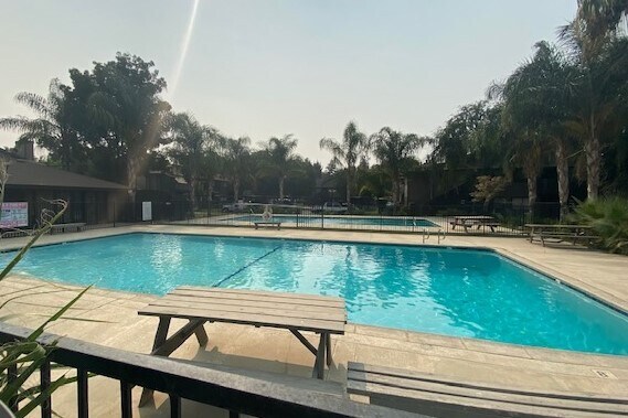 Building Photo - 1190 S Winery Ave