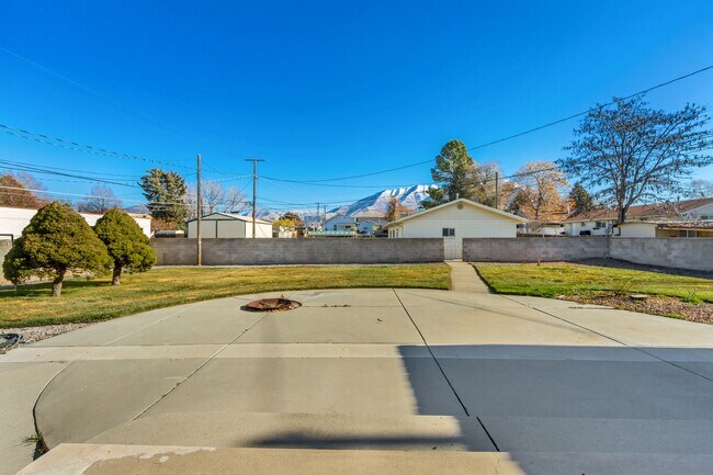 Building Photo - 450 N 500 E