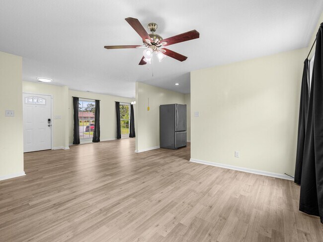 Building Photo - 103 Oakwood Ct