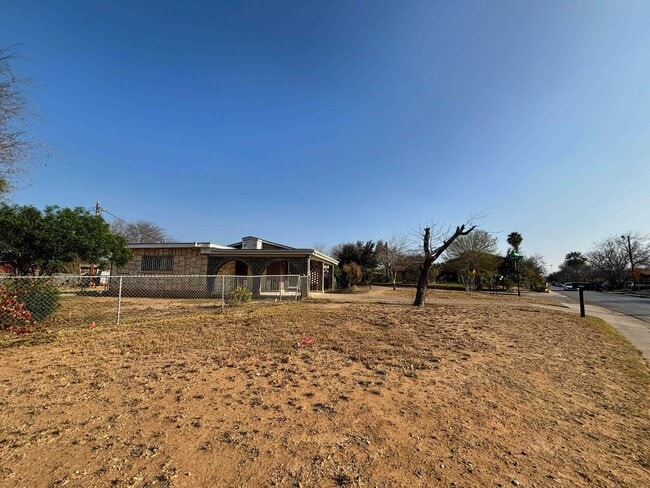 Building Photo - 3413 N Buena Vista Ave