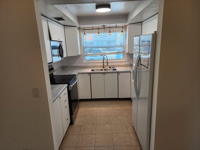 Building Photo - 2751 S Pines Dr