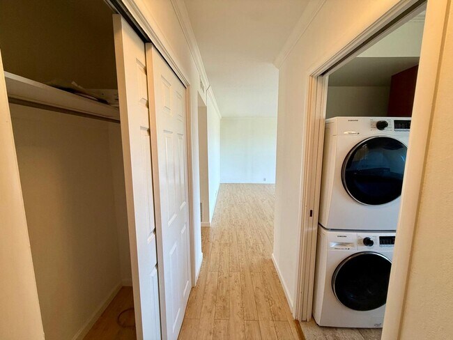 Building Photo - BEAUTIFUL UPPER 3BD/2BA UNIT PLUS BONUS ROOM. TIBURON CONDO. MT.TAM VIEWS!