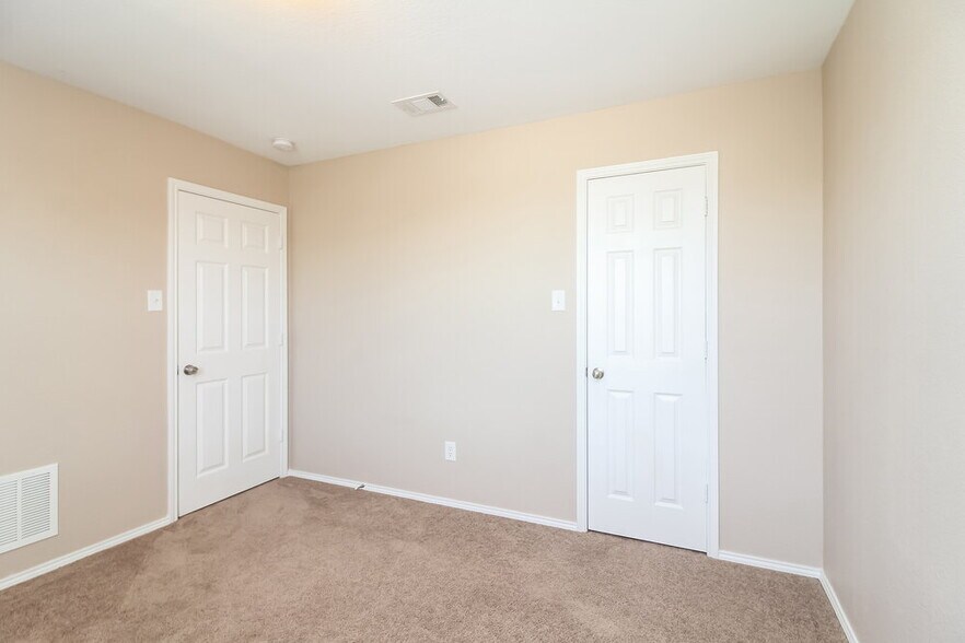 Building Photo - 698 Austin Ln