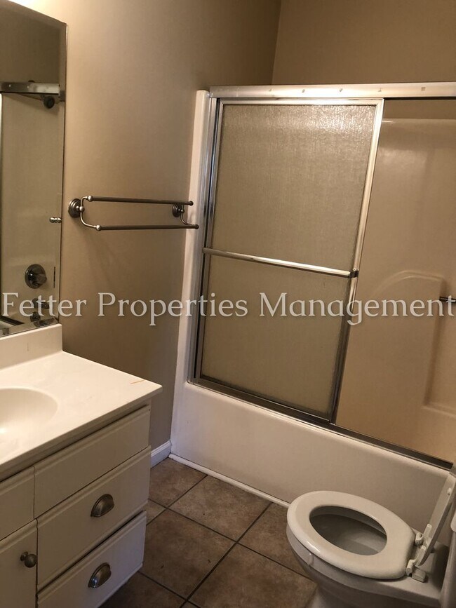 Building Photo - Nice East Side Condo