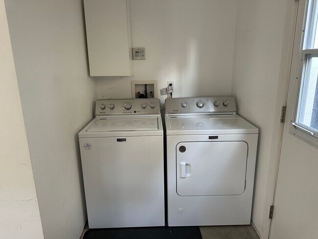 Building Photo - Move in special! $700 off first months rent.