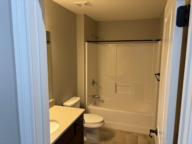 Building Photo - Single Family Home - Available For Rent in Old Hawthorne!