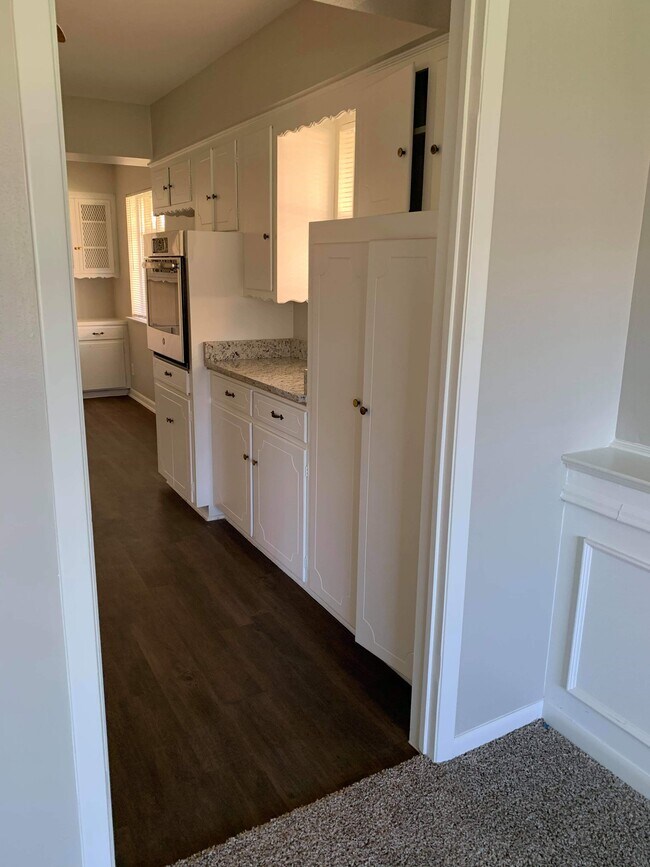 kitchen view - 5515 Longleaf Ln