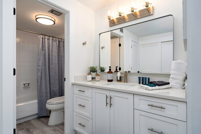 Building Photo - 380 Seaview Ct