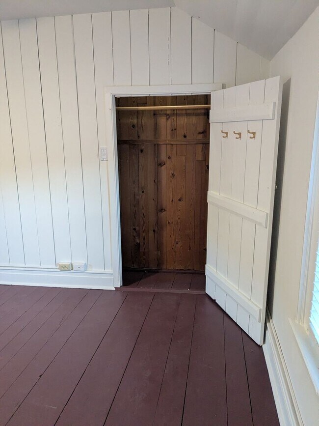 Building Photo - Renovated Farmhouse close to town