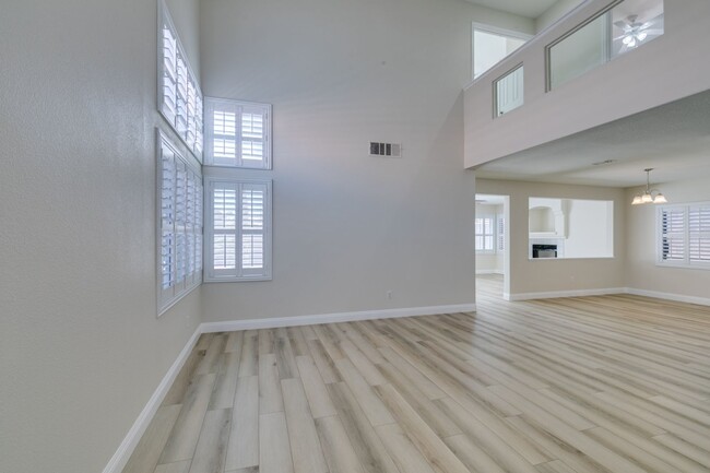 Building Photo - Beautiful 4-Bedroom Home Near Downtown Sum...