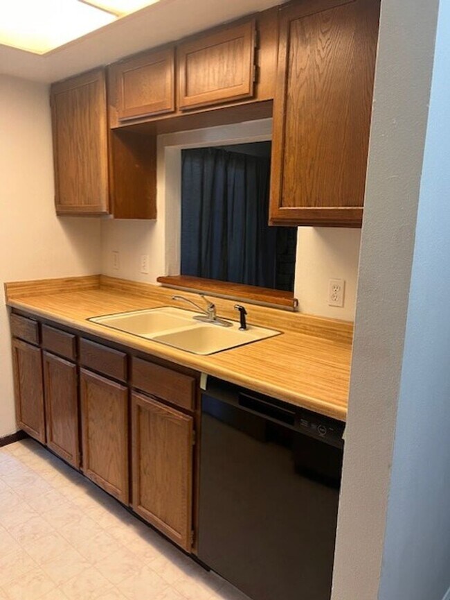Building Photo - 1 Bedroom / 1 Bathroom Condo! Garage! Wash...