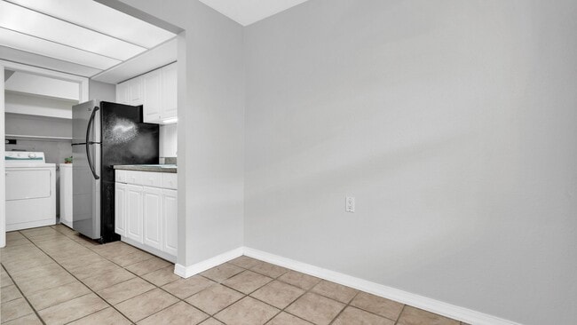 Building Photo - Unfurnished/Annual Rental 1br/ba/1 carport...