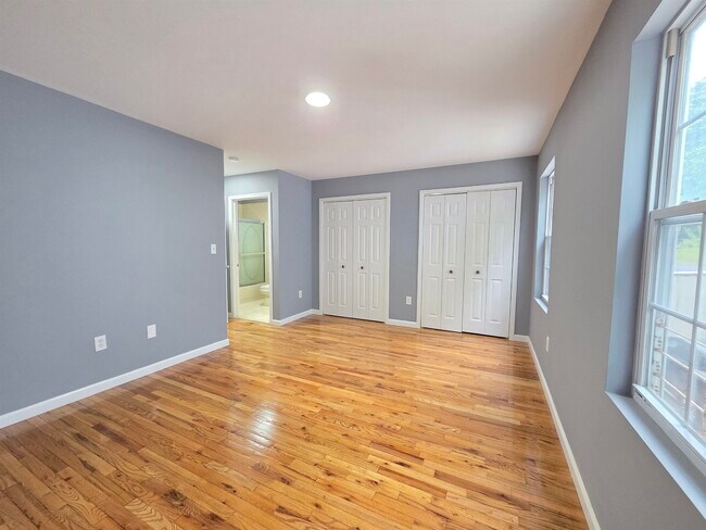 Building Photo - 82 Mallory Ave