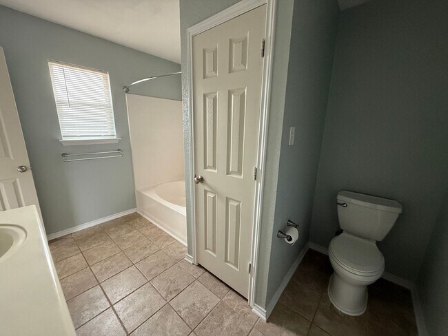 Building Photo - 408 Viola Dr