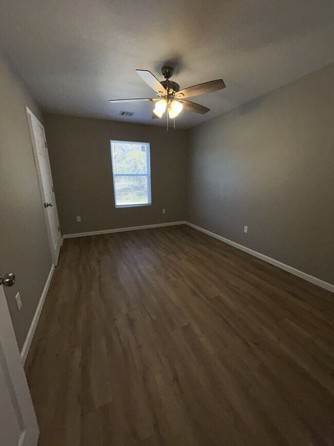 Building Photo - 718 Columbus St