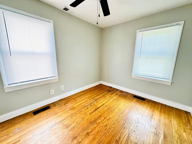 Building Photo - 3 Bedroom home in the Chickasaw Neighborho...