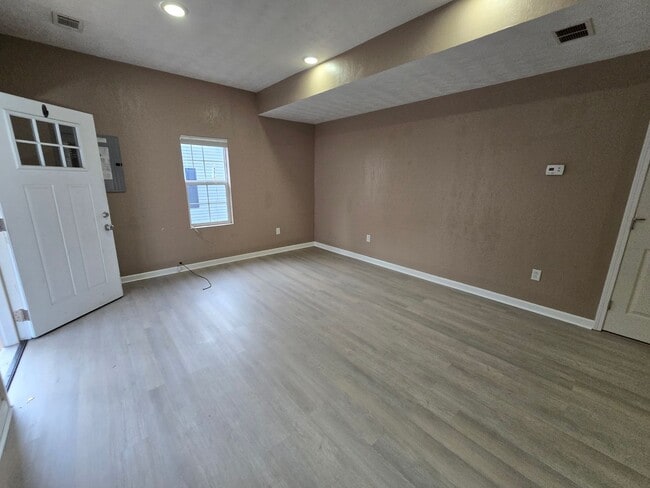 Building Photo - mad5878