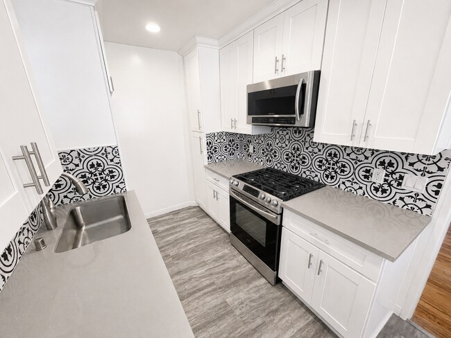 Building Photo - Completely Remodeled Spanish Style Midtown Apartment! Air Conditioning!