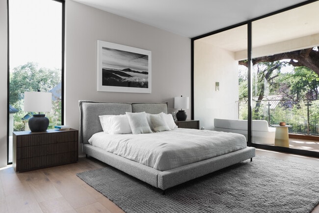 Building Photo - 2106 Matthews Dr