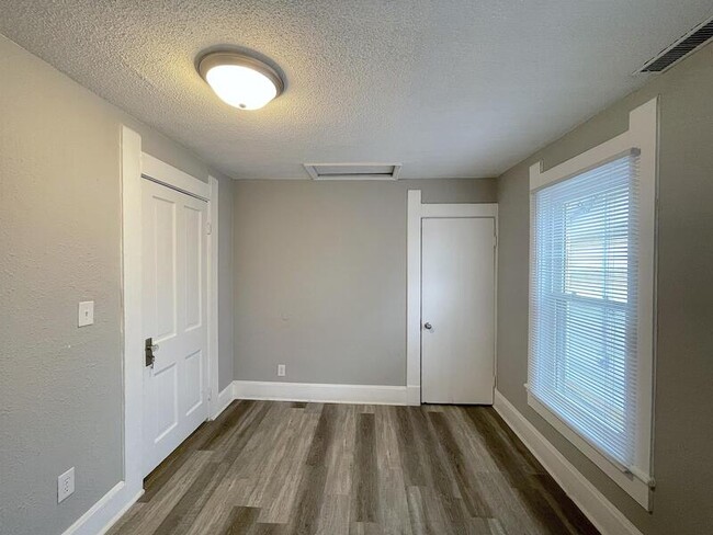 Building Photo - 18 Iowa St