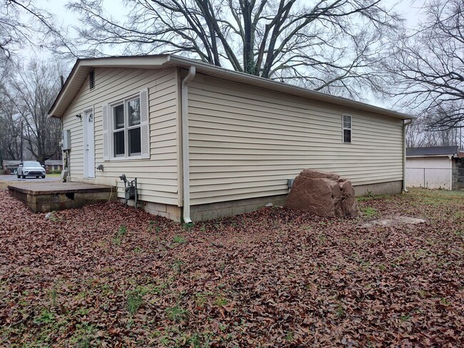 Building Photo - Move-in Ready duplex located in The Rockwe...