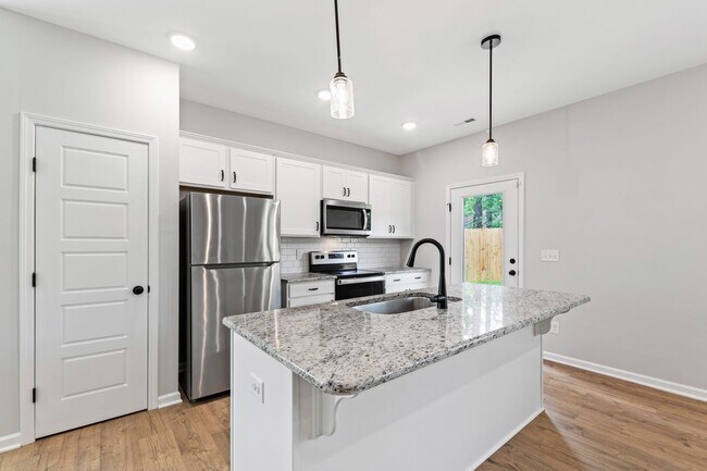 Building Photo - Nearly New 3 Bedroom home minutes to downt...