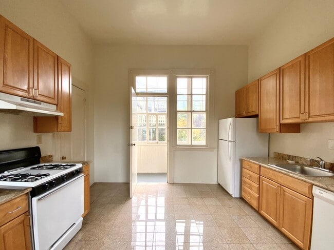 Building Photo - SPACIOUS 4BR! Laundry IN-UNIT! Great Locat...
