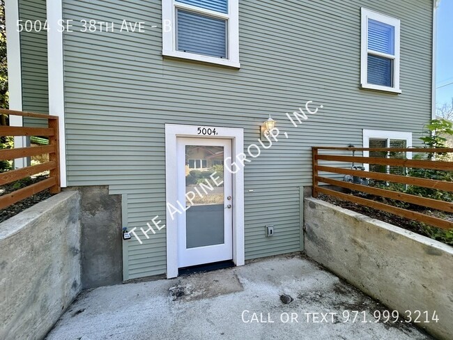 Building Photo - Updated 2 Bedroom near Reed College