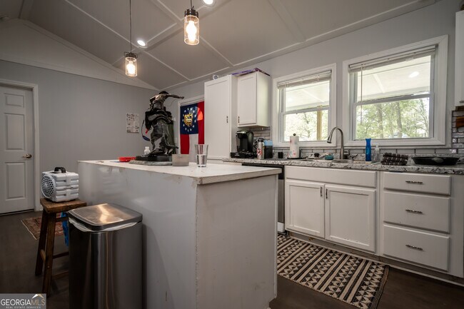 Building Photo - 120 Hillside St