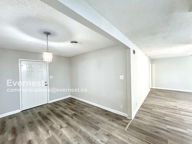 Building Photo - 1202 Town and Country Dr
