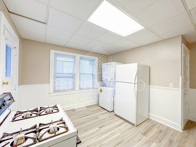 Building Photo - Charming 3-Bedroom Home with Modern Kitche...