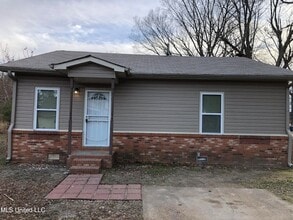 Building Photo - 493 Southern St