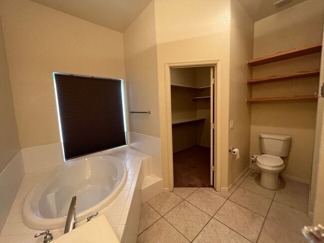 Building Photo - 4 BED POOL HOME!