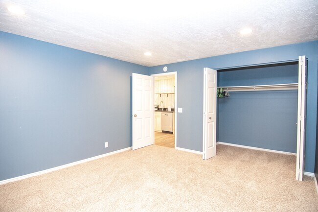 Building Photo - Ridgewood Condo 1 Bed Apartment W/ Pool & Clubhouse!