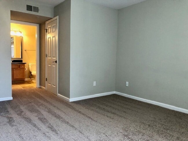 Building Photo - 885 Halidon Way