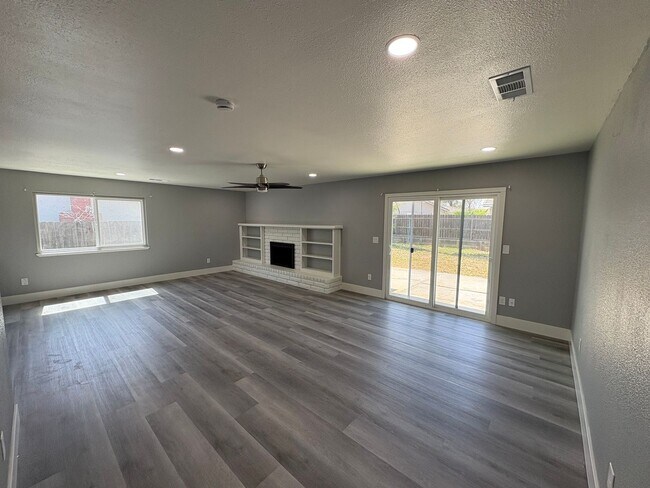 Building Photo - Solar equipped Lemoore home Available Now!