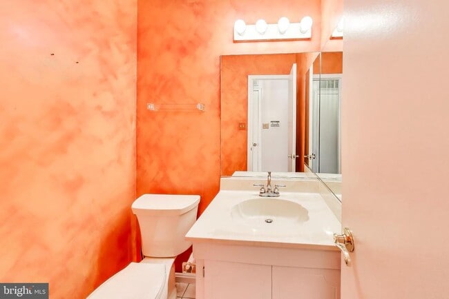 Building Photo - 1718 Crestview Dr