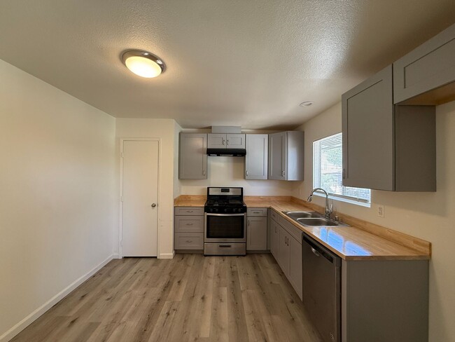 Building Photo - 524 E Ave Q-12