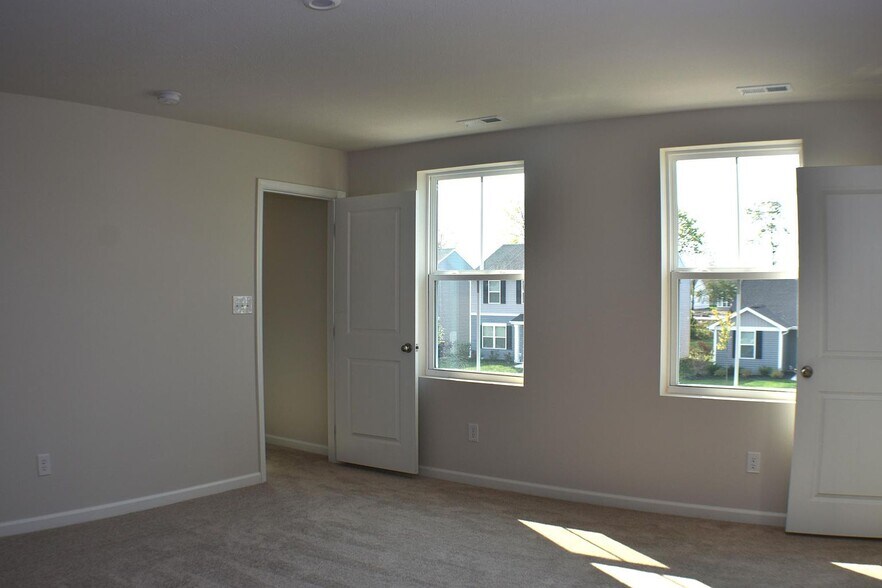 Building Photo - 9755 Oakgrove Dr
