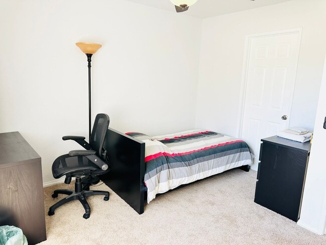 Building Photo - Updated Townhome Close to LLUMC & VA Hospital