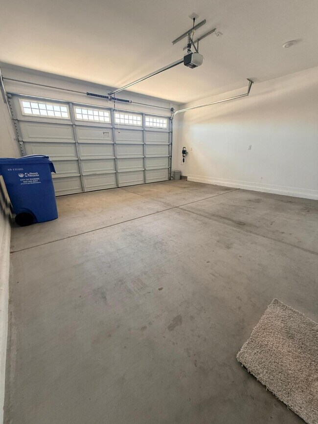 Building Photo - 3807 S 65th Ave