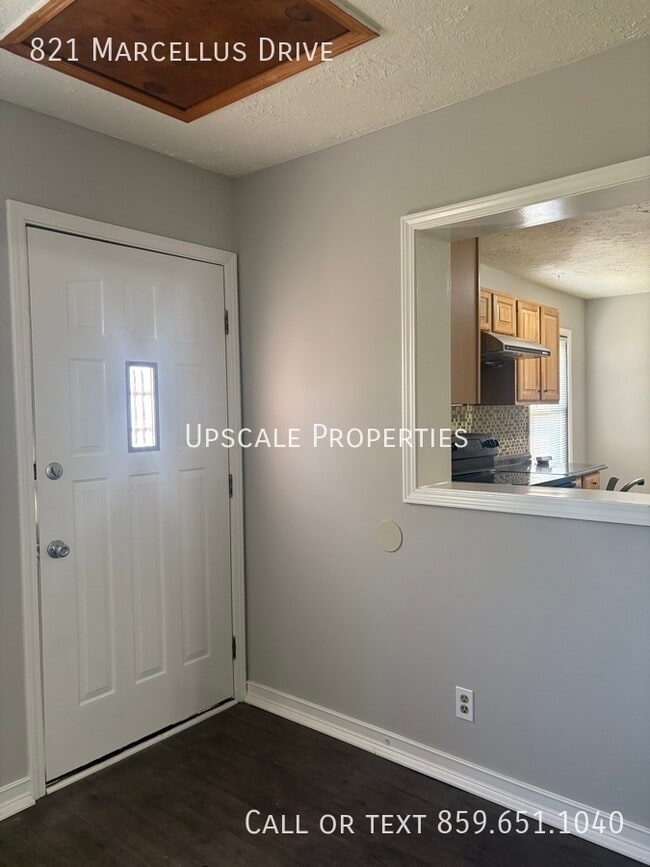 Building Photo - 821 Marcellus Dr
